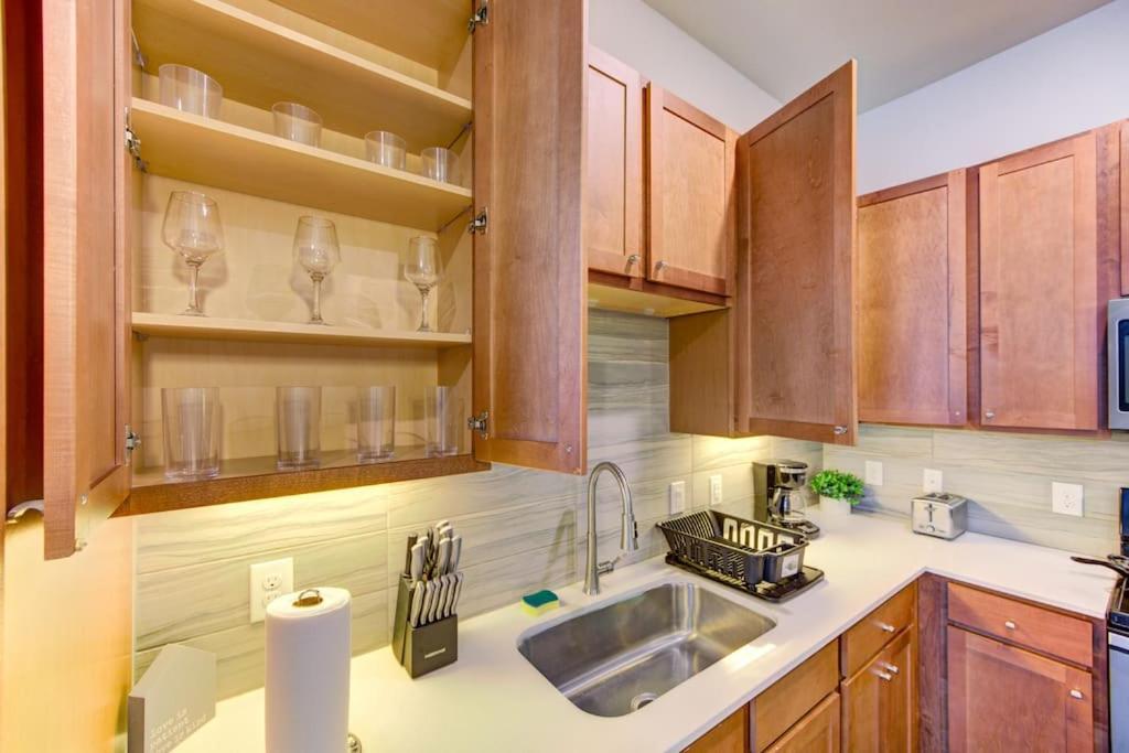 Fancy Apt Downtown. Pool. Gym. Lounge. Pet Ok Houston Exteriör bild